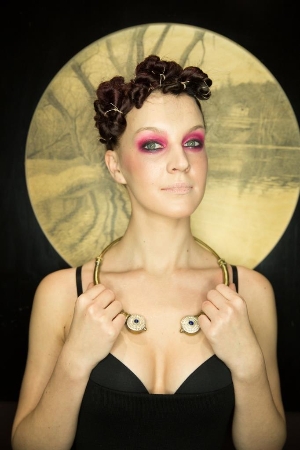 Mati: Kristine Pelcberga; Grims: Jana Kozlova;  Modele: Undīne Bērziņa