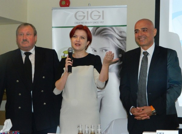 Jaunumus no GIGI prezentē „Beauty Baltikum” uzņēmuma vadītājs Rihards Akmentiņš, starptautiskā GIGI trenere Svetlana Smolansky un GIGI ražošanas direktors Haim Zer.