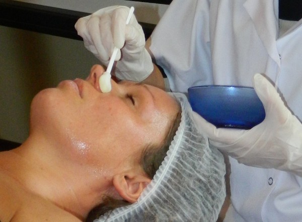 GIGI pīlinga procedūras demonstrācija