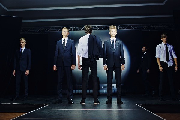  Maskavas radošā dueta Jurija Ždanova un Irinas Agrbas vīriešu un sieviešu frizūru kolekcija 