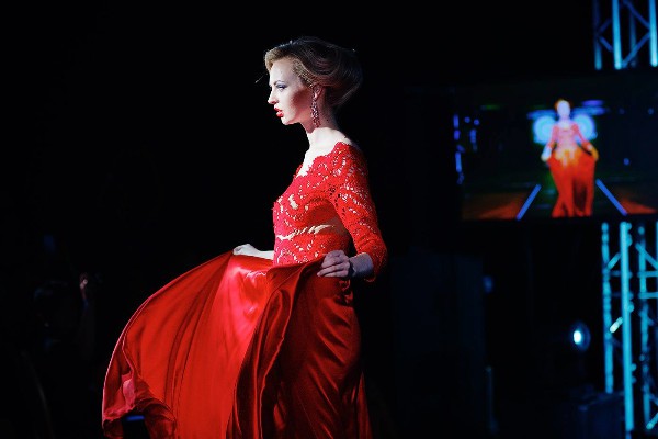 dizainera Aleksandra Pavlova (“Create in Riga” frizūras) lieliskā kleitu kolekcija „Mežģīnes”