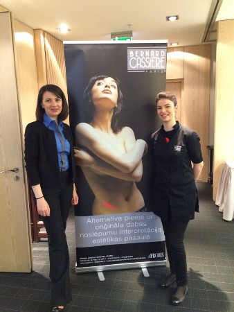 BERNARD CASSIERE Izpilddirektore Céline LAGANE-GOUZOU un starptautiskā trenere Morane BERNICOT