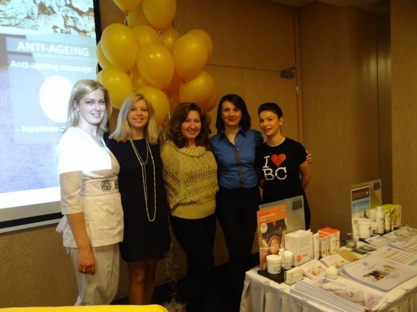 BERNARD CASSIERE dubultkomanda: (no kreisi pa labi): BERNARD CASSIERE Latvijas galvenā trenere Jeļena Dubovicka, BERNARD CASSIERE Latvija menedžere Jeļena Kirhenšteine, BERNARD CASSIERE menedžeres asistente Marina Zablodcka, BERNARD CASSIERE Izpilddirektore Céline LAGANE-GOUZOU un BERNARD CASSIERE starptautiskā trenere Morane BERNICOT