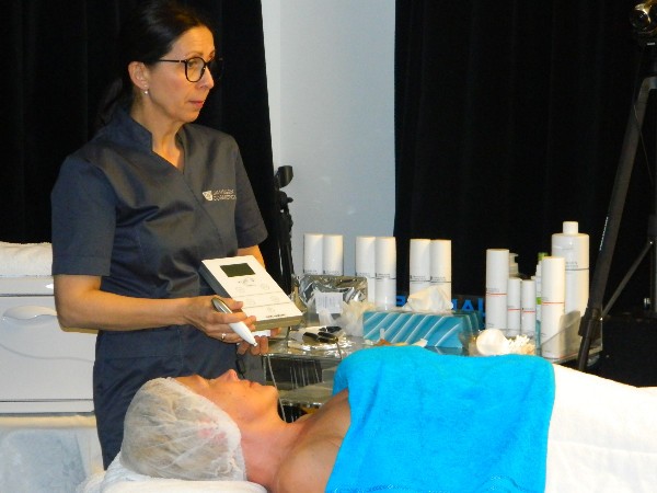 Международный тренер Janssen Cosmetics Ренате Беймел презентует новый аппарат для микродермабразии